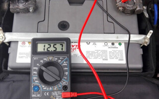 Проверка электрических параметров автомобильного аккумулятора с помощью мультиметра